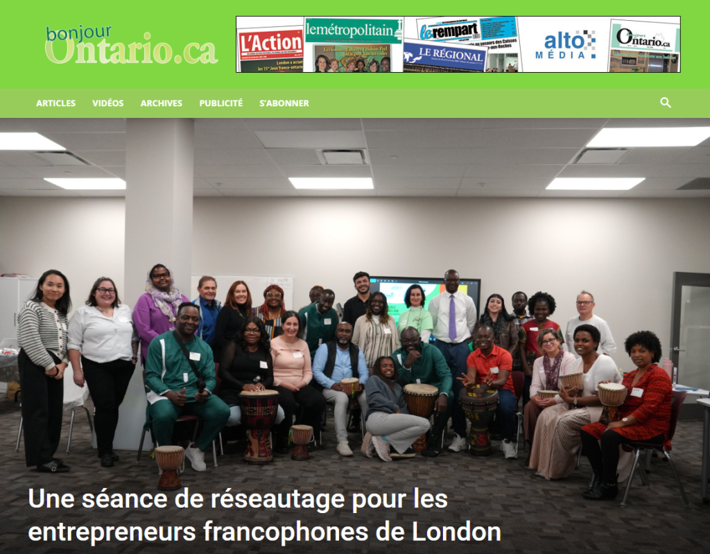 Photo de groupe prise lors d’une séance de réseautage pour les entrepreneurs francophones de London. Une trentaine de participants — entrepreneur·e·s, partenaires communautaires et membres de la CFA London — sont réunis dans une salle lumineuse, souriants et assis ou debout en rangs. Plusieurs personnes tiennent des djembés, soulignant la prestation du groupe de percussion DAX. L’ambiance est chaleureuse et conviviale.